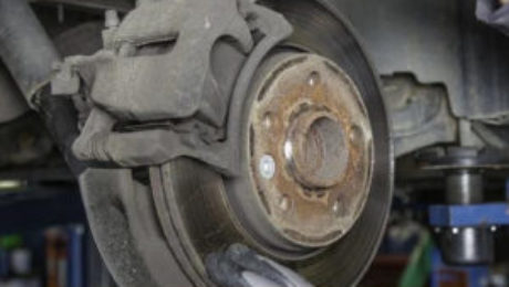 Signs-your-car-needs-brakes-new-ASAP